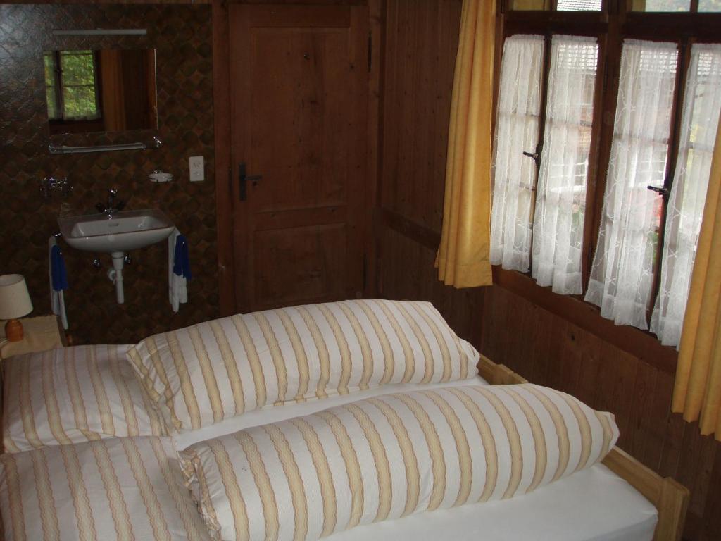 Hotel Posthaus Urigen Unterschachen Room photo